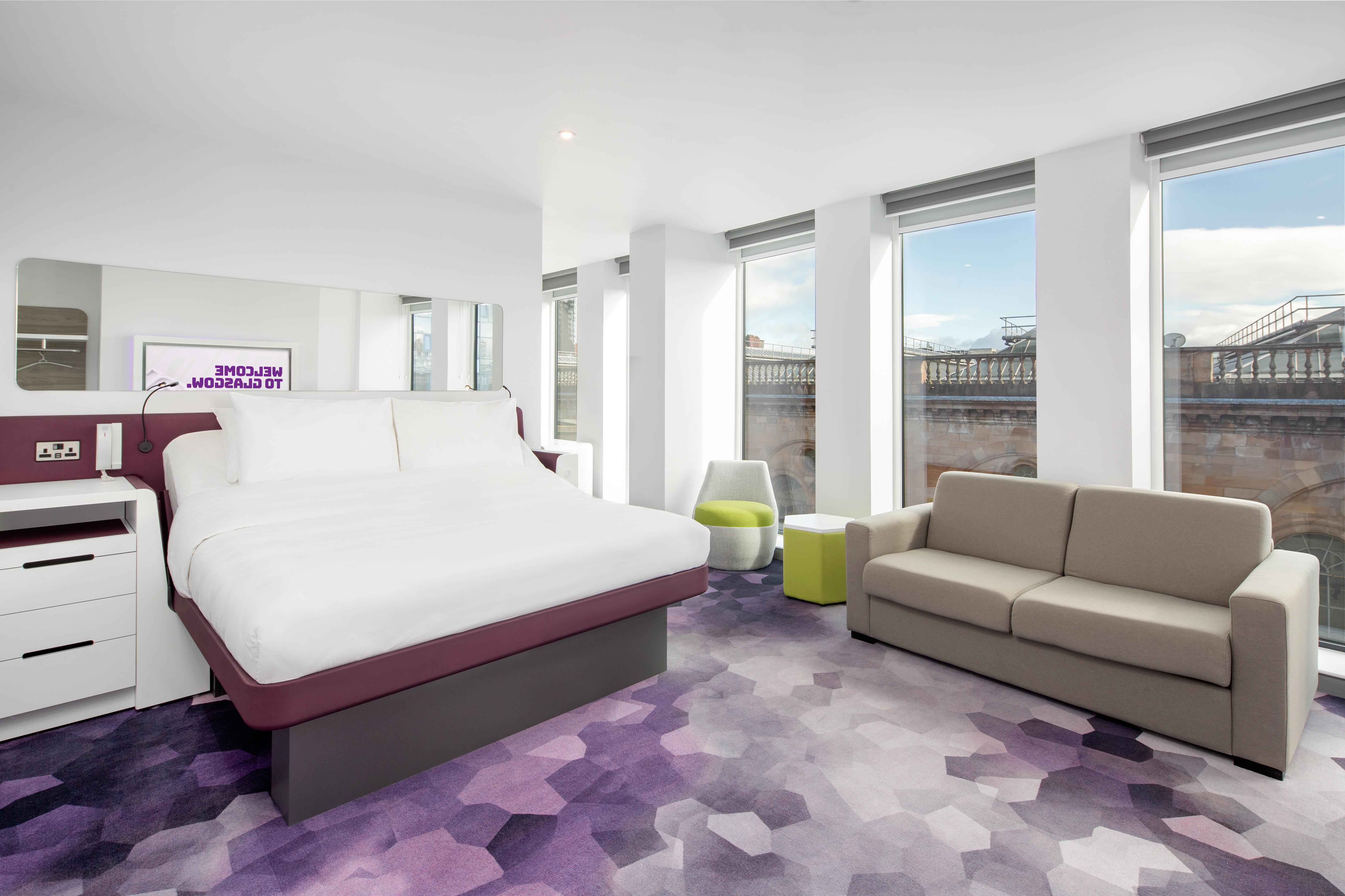 Yotel Glasgow Ngoại thất bức ảnh A room at the new Holiday Inn Express in Warsaw, Poland