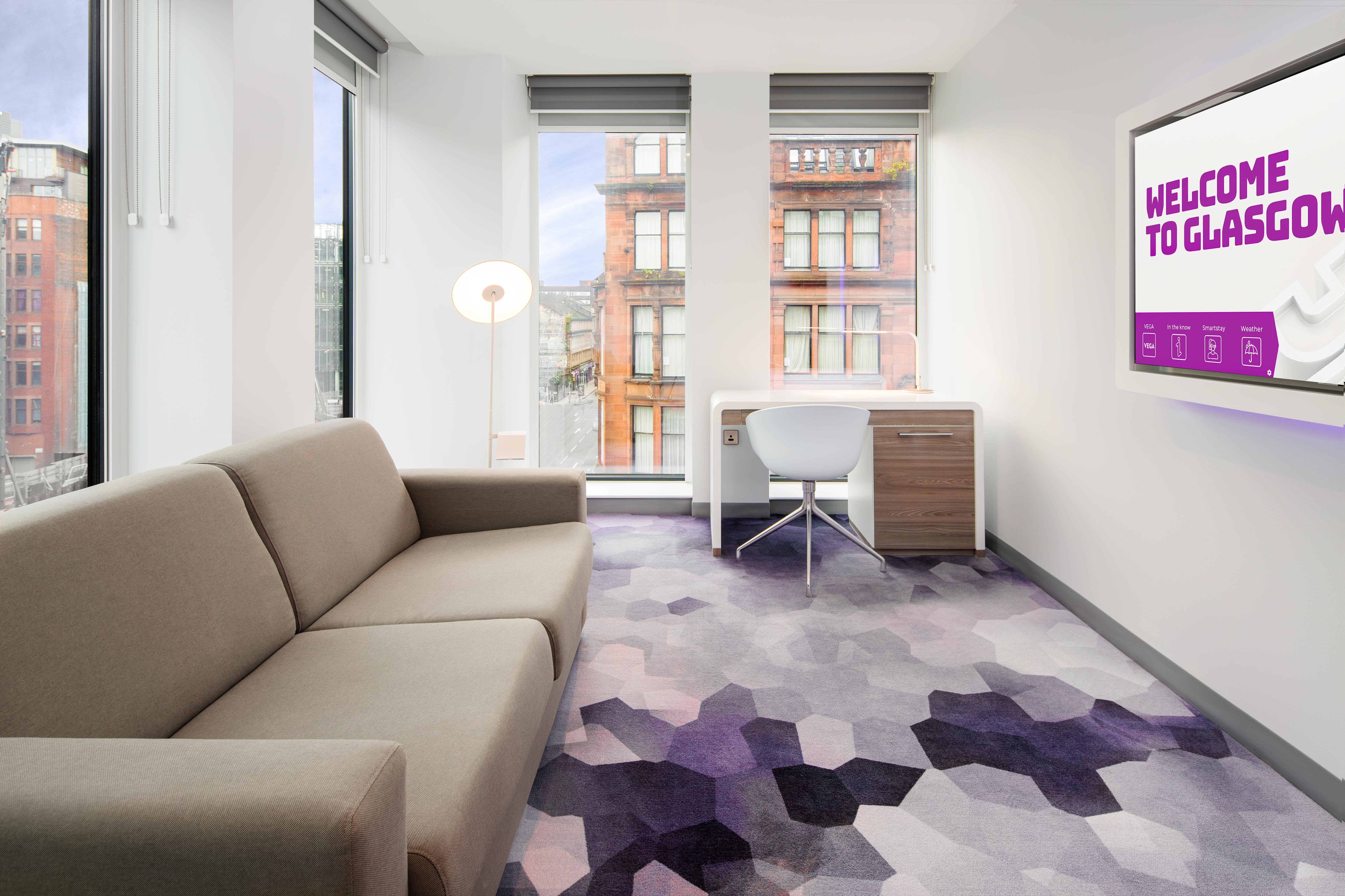 Yotel Glasgow Ngoại thất bức ảnh A room at the new Edinburgh Holiday Inn Express