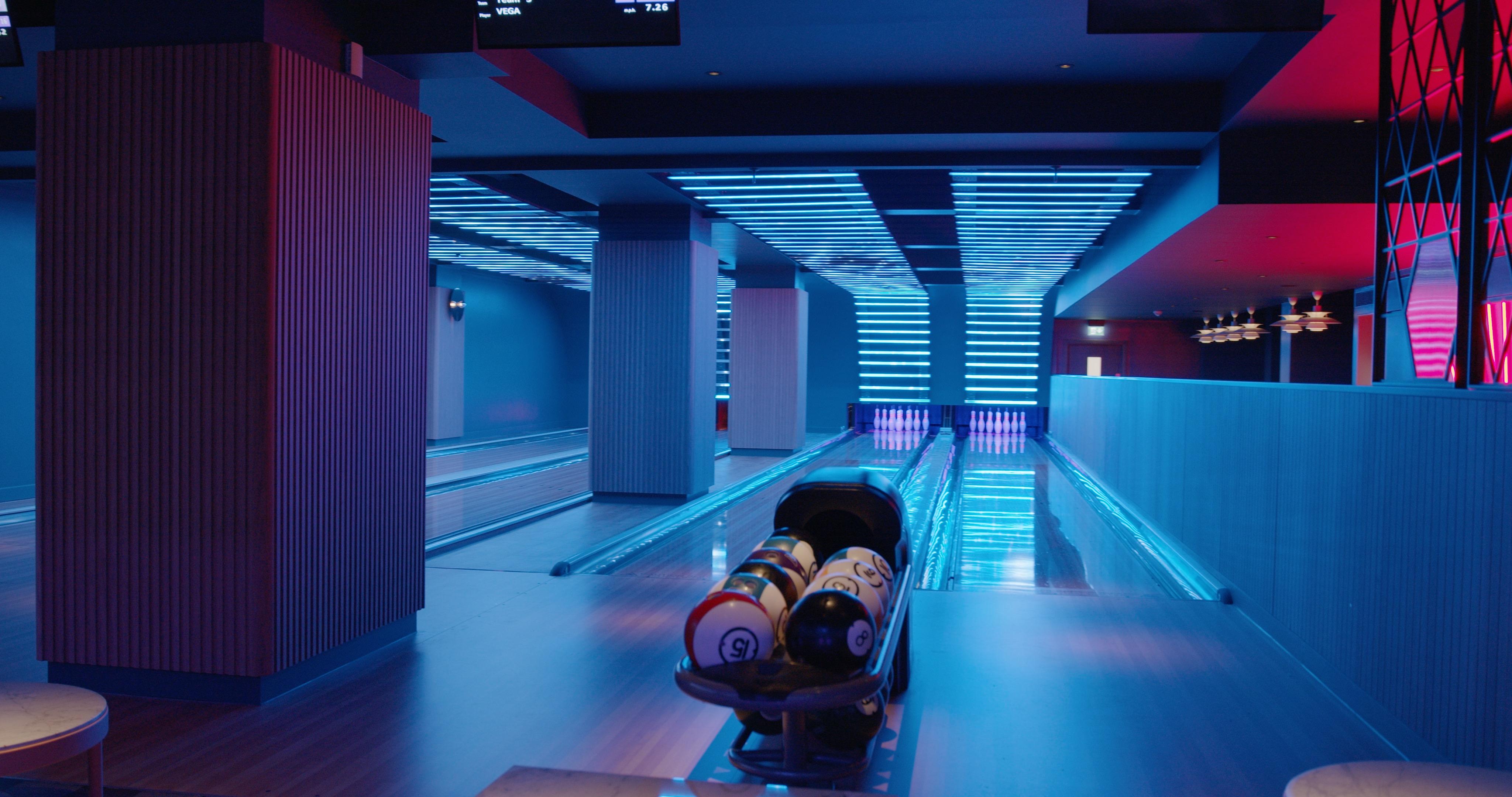 Yotel Glasgow Ngoại thất bức ảnh The interior of the bowling alley at the hotel