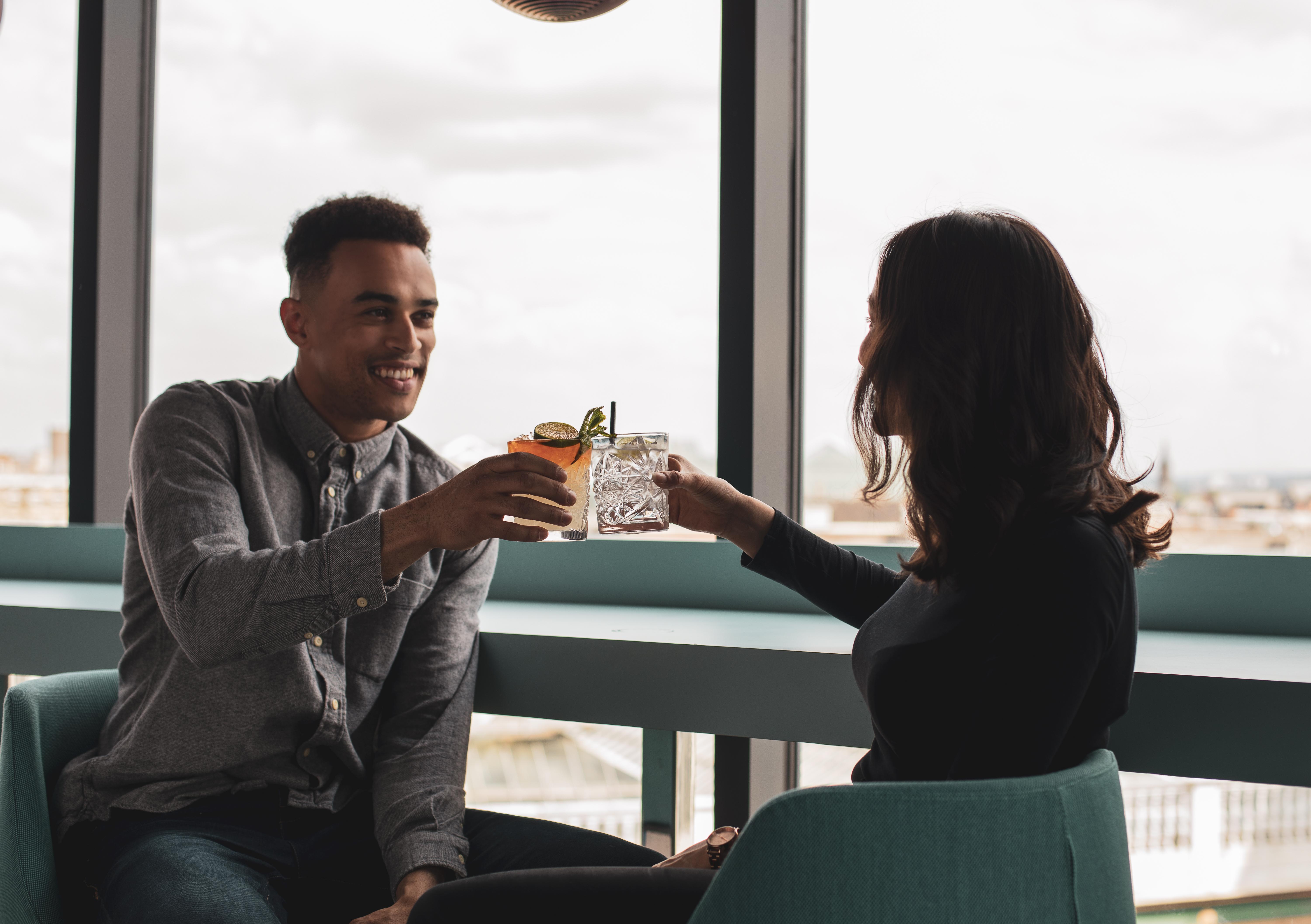 Yotel Glasgow Ngoại thất bức ảnh A couple having drinks together.