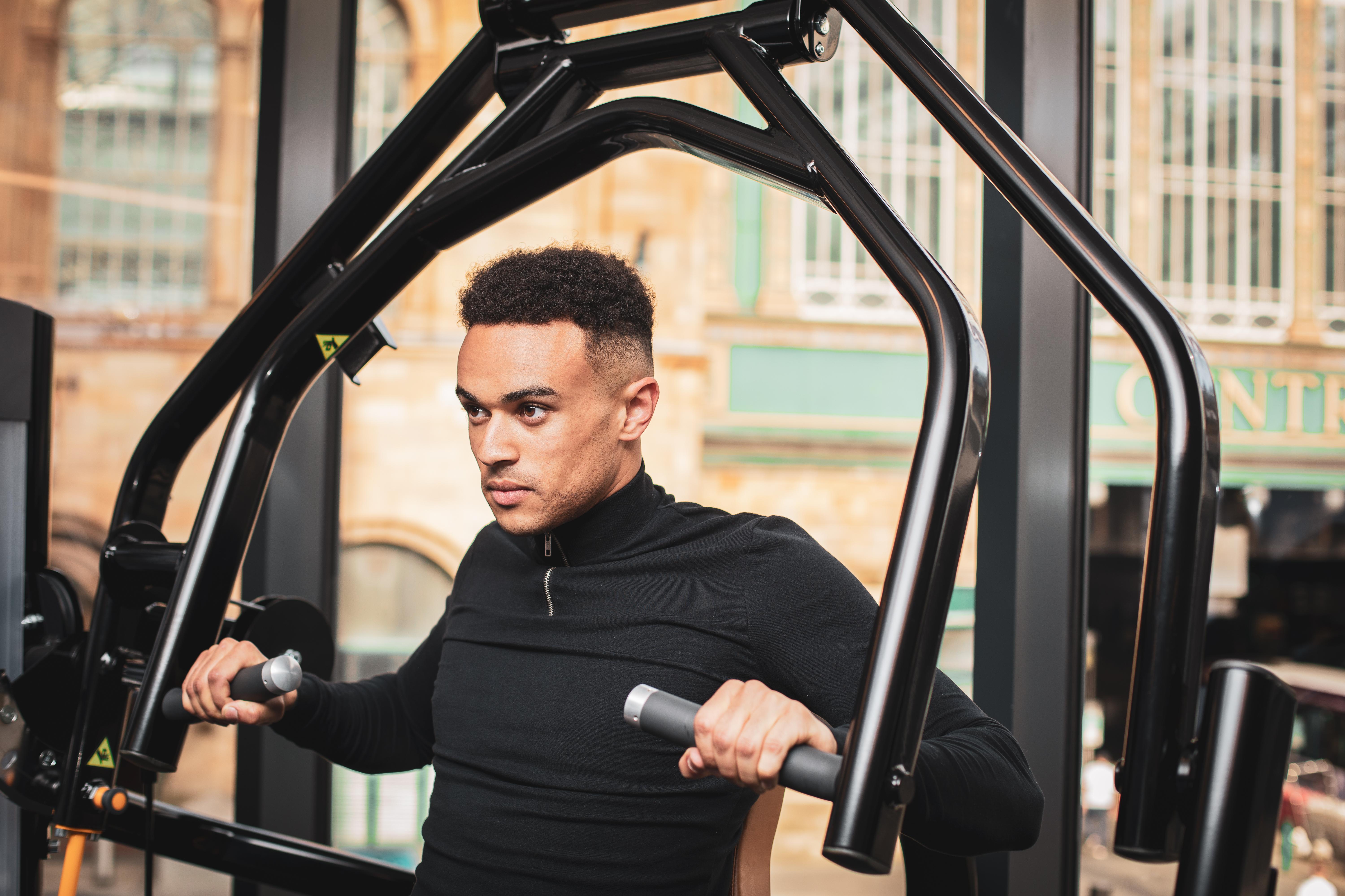 Yotel Glasgow Ngoại thất bức ảnh A man using a chest press machine