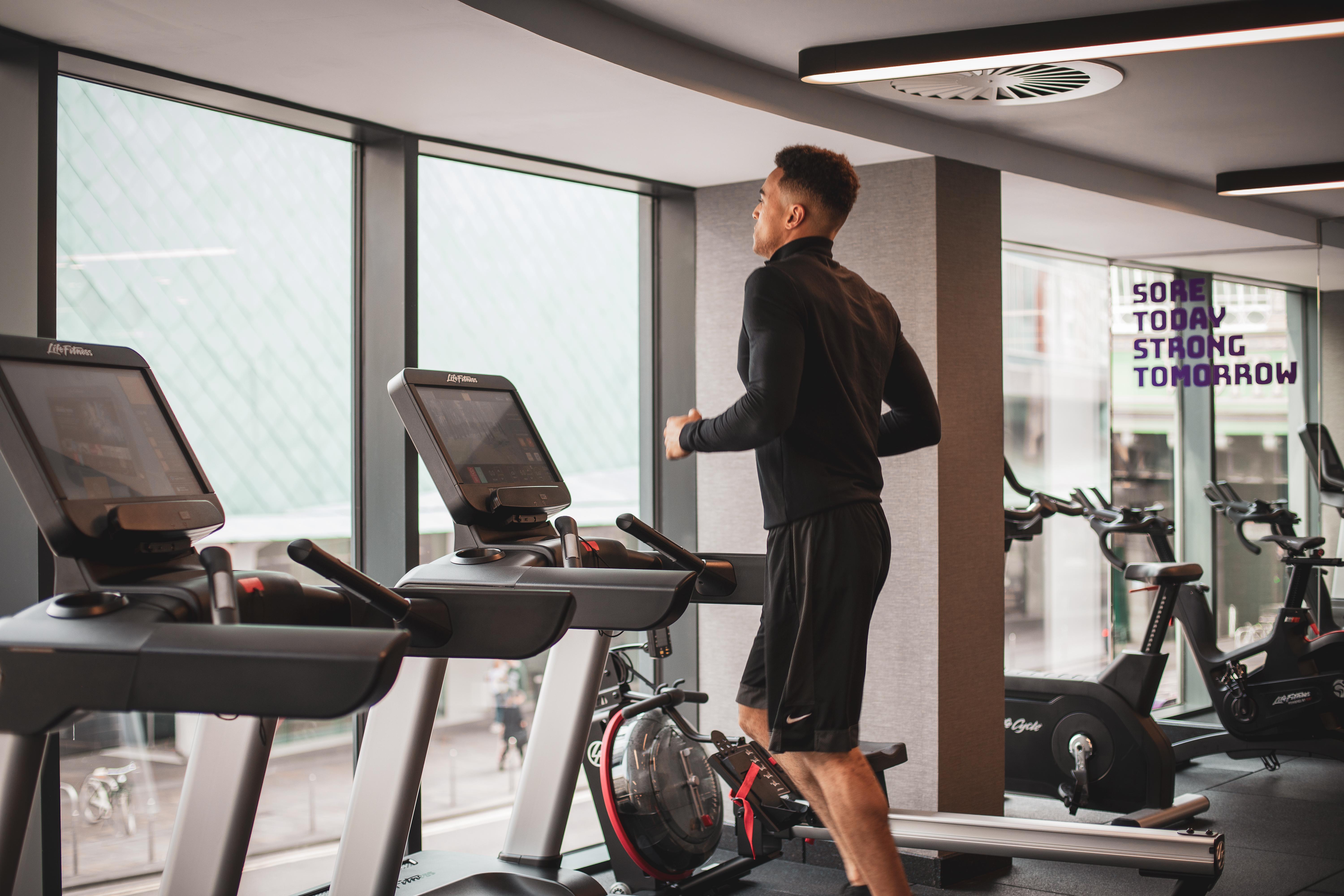 Yotel Glasgow Ngoại thất bức ảnh A man running on a treadmill