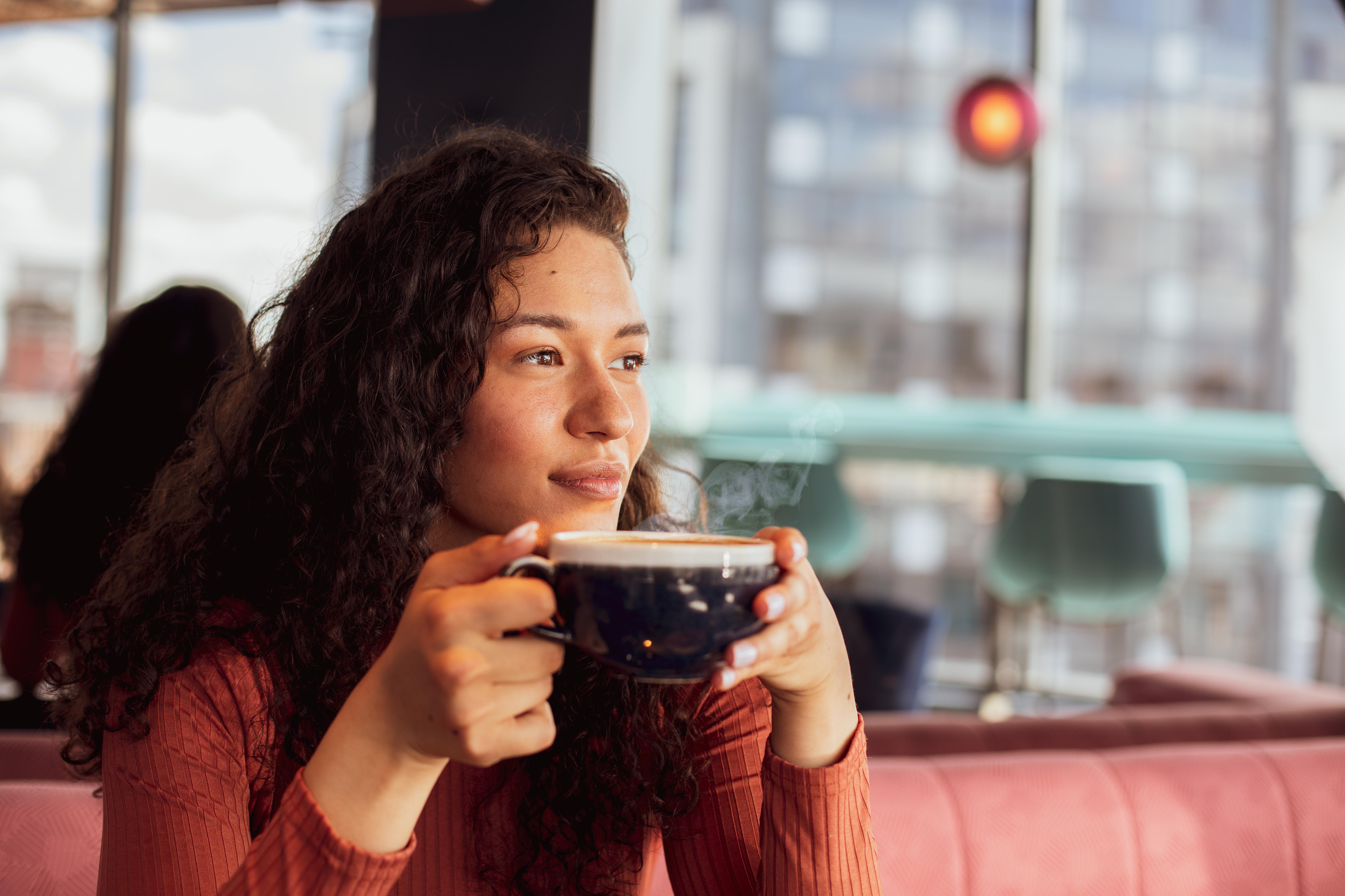Yotel Glasgow Ngoại thất bức ảnh A woman drinking coffee.