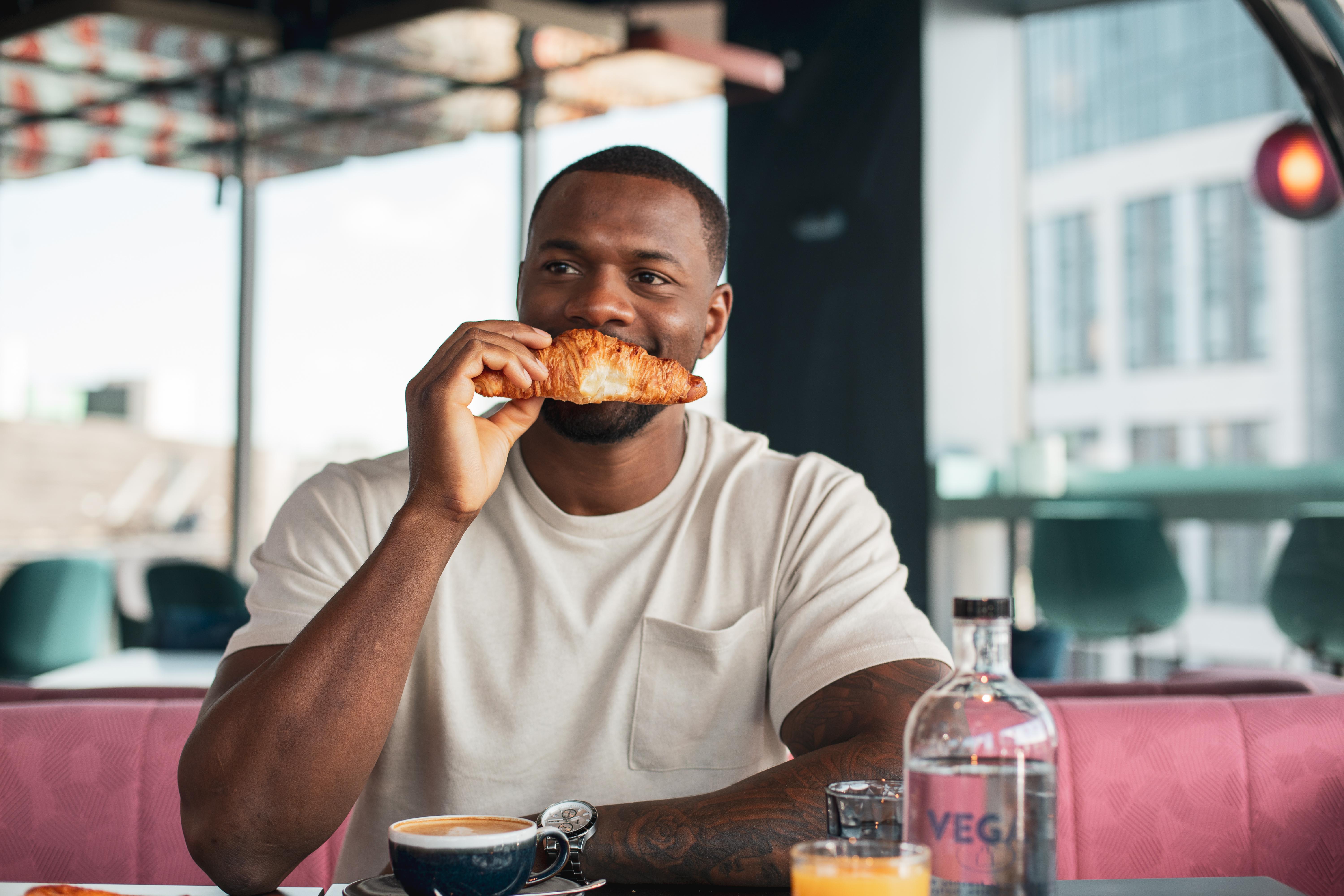 Yotel Glasgow Ngoại thất bức ảnh Photo of a man eating a croissant