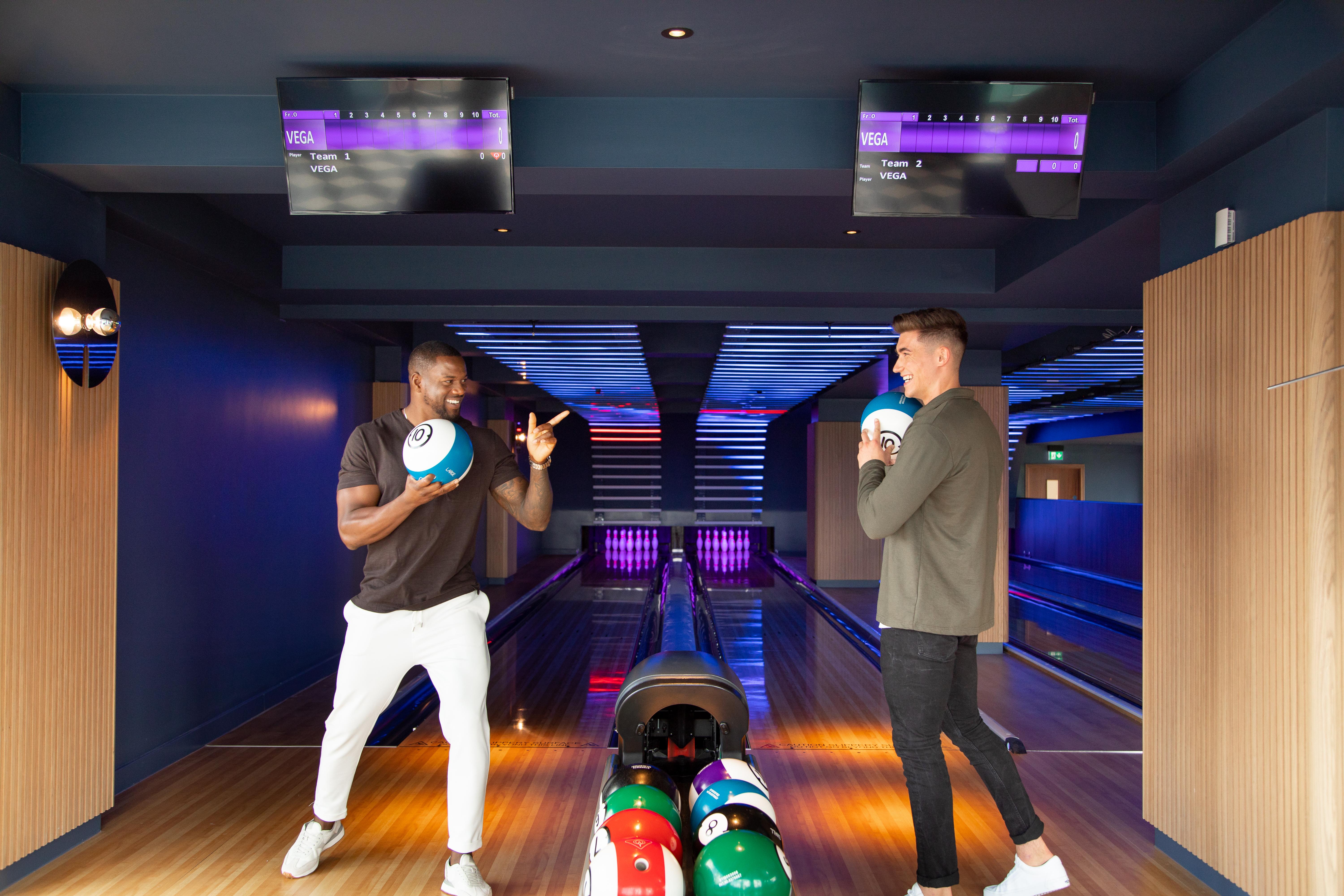 Yotel Glasgow Ngoại thất bức ảnh Photo of two men playing bowling