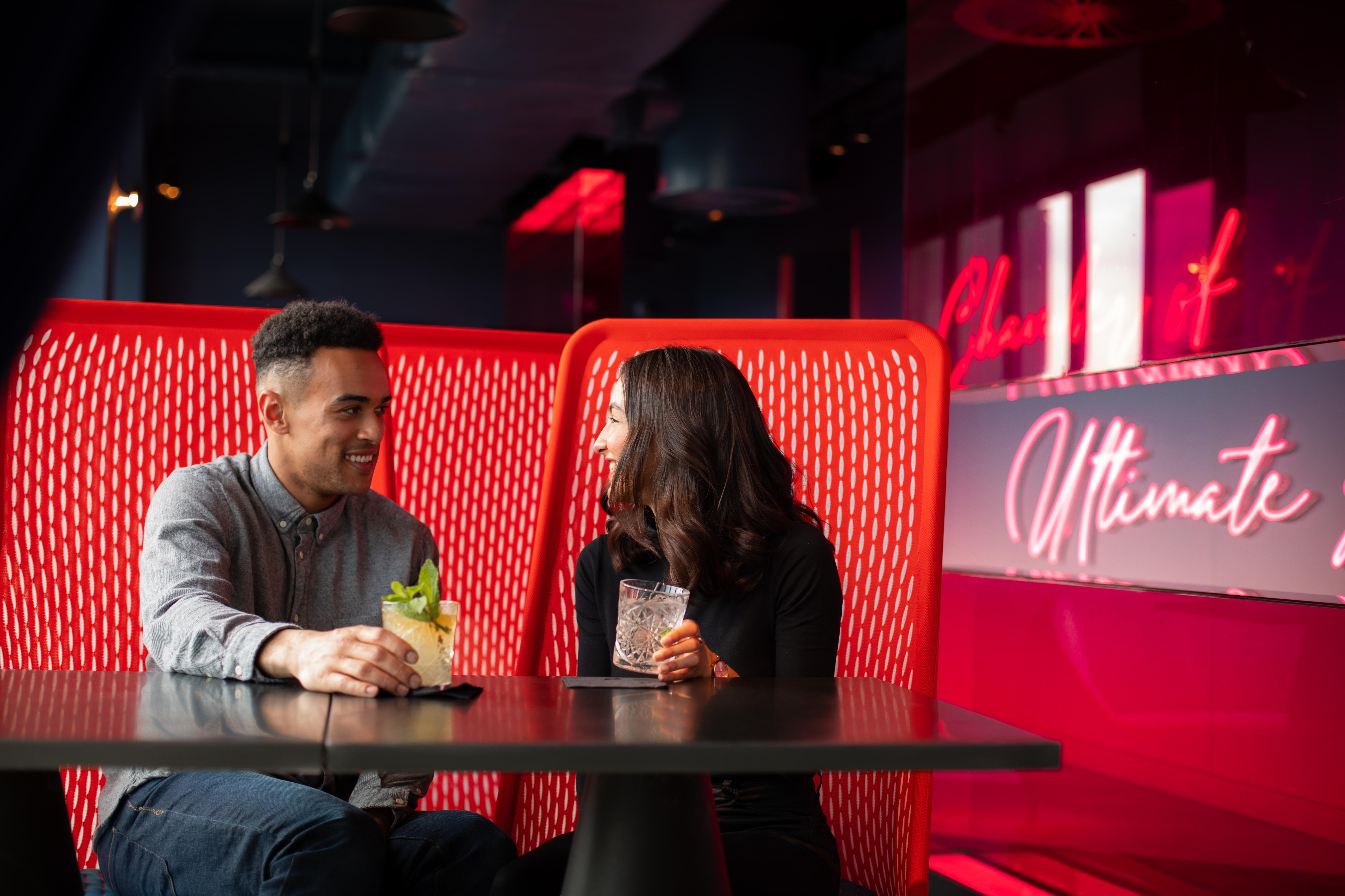 Yotel Glasgow Ngoại thất bức ảnh Photo of couple sitting in booth with drinks