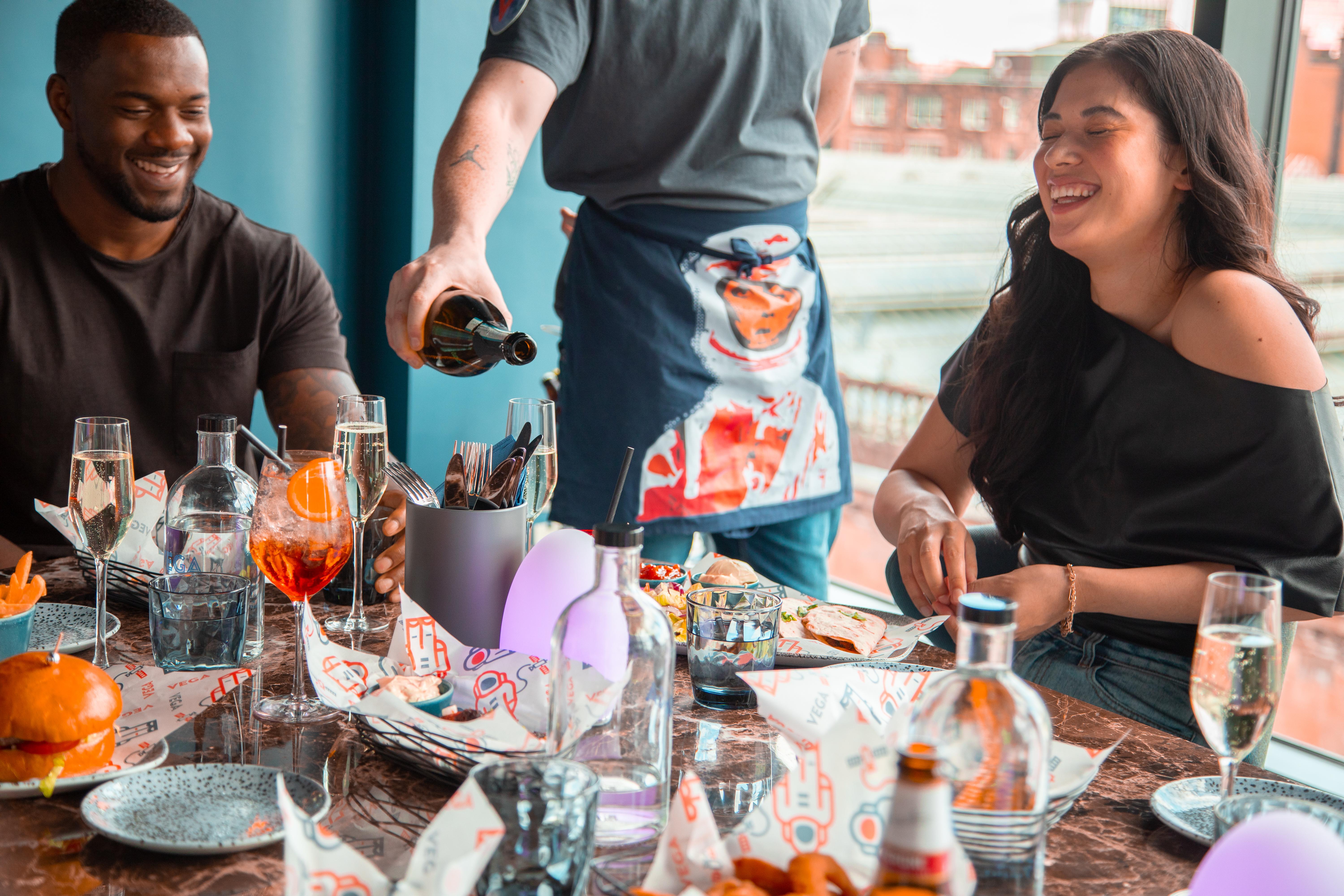 Yotel Glasgow Ngoại thất bức ảnh A waiter serving a couple drinks at a restaurant