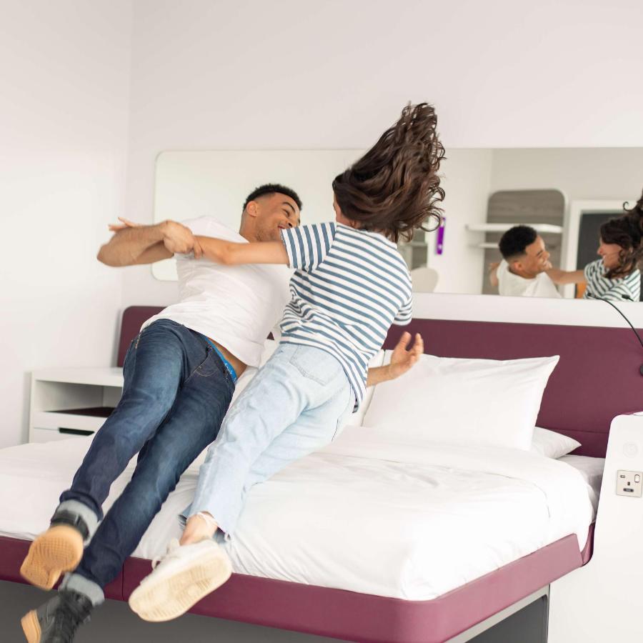 Yotel Glasgow Ngoại thất bức ảnh "I'm not a fan of the bed."